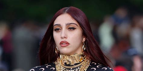 figlia di madonna sfilata versace|Lourdes Leon sfila per Versace alla Milano Fashion Week 2021..